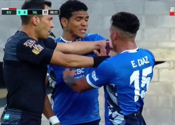El colombiano Rafa Pérez y su encontrón con un compañero de Talleres