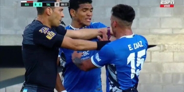 El colombiano Rafa Pérez y su encontrón con un compañero de Talleres