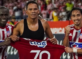 ¿Renovó contrato por tres años y lo anunció junto a Carlos Bacca?