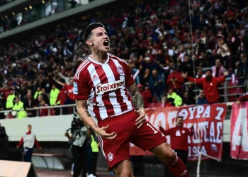 El primer gol de James con el Olympiacos: ¡De cabeza y en el clásico!