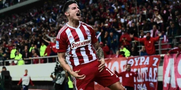 El primer gol de James con el Olympiacos: ¡De cabeza y en el clásico!