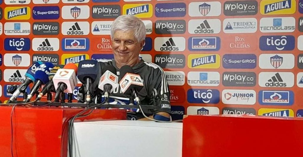 "¿Por qué dicen que Junior tiene la nevera llena? ¿Llena de hielo, de postres?"