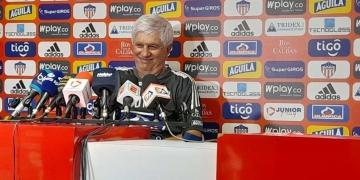 "¿Por qué dicen que Junior tiene la nevera llena? ¿Llena de hielo, de postres?"