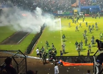 Enfrentamientos y muertos durante un partido de fútbol en Indonesia