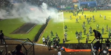 Enfrentamientos y muertos durante un partido de fútbol en Indonesia