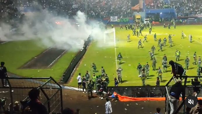 Enfrentamientos y muertos durante un partido de fútbol en Indonesia