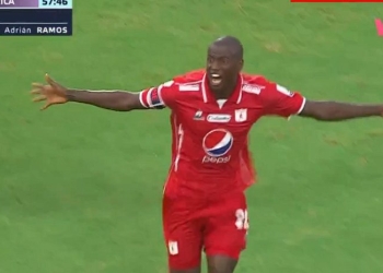 Adrián Ramos hace un señor golazo y enloquece en la celebración