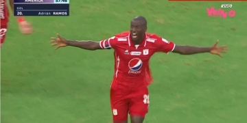 Adrián Ramos hace un señor golazo y enloquece en la celebración