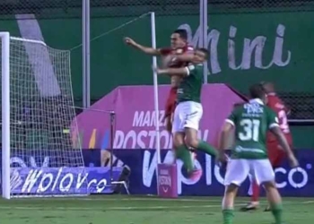 Codazo, llamado del VAR y la jugada que definió el clásico