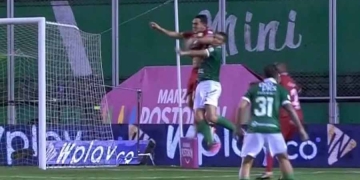 Codazo, llamado del VAR y la jugada que definió el clásico