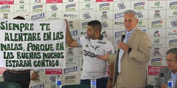 El hincha invitado a la presentación de Jorge Luis Pinto y su mensaje