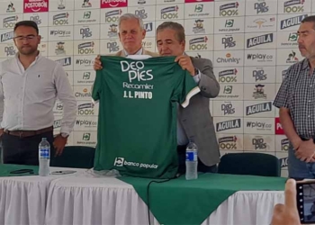La emoción de Pinto al recibir la camiseta de Deportivo Cali