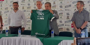 La emoción de Pinto al recibir la camiseta de Deportivo Cali