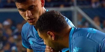 El lío que armó Edwin Cardona con un compañero en Racing. ¡Terminaron silbándolo!