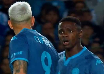 Video: el cruce de Johan Carbonero con un compañero en pleno partido. ¡Cabezazo!
