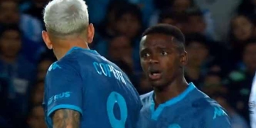 Video: el cruce de Johan Carbonero con un compañero en pleno partido. ¡Cabezazo!
