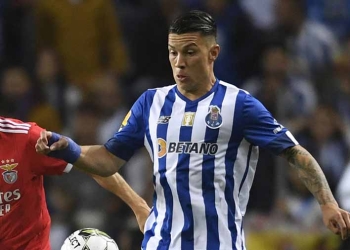 Con polémica, pero sucedió. ¡Primera vez que le pasa a Matheus Uribe en el clásico portugués!