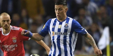 Con polémica, pero sucedió. ¡Primera vez que le pasa a Matheus Uribe en el clásico portugués!