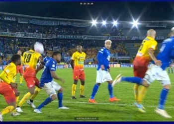 ¡Volvió a pasar! Penalti para Millonarios, llamado del VAR y entonces…