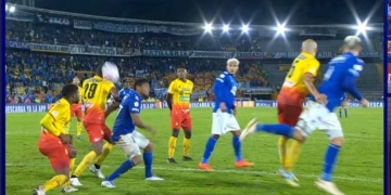 ¡Volvió a pasar! Penalti para Millonarios, llamado del VAR y entonces…