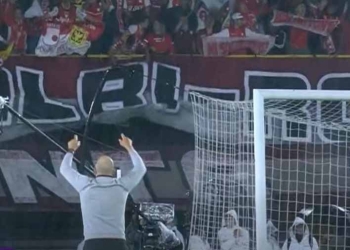 ¡Alocado festejo de Alfredo Arias por el triunfo de Santa Fe en el clásico!