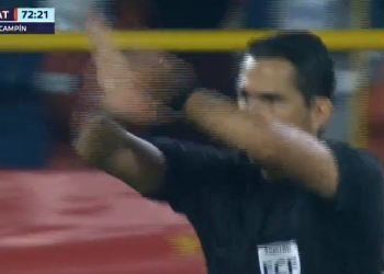 Millonarios y dos penales no pitados tras revisar en el VAR