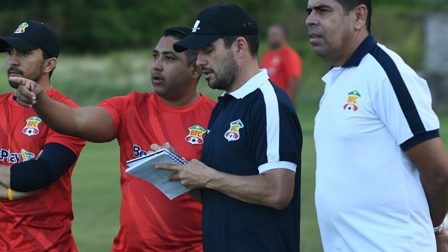 ¿Quién es el nuevo DT del Barranquilla FC y por qué causó molestia en la prensa?