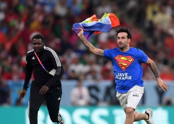 La primera invasión al campo de Catar 2022: ¡Con bandera LGBTIQ+ incluida!
