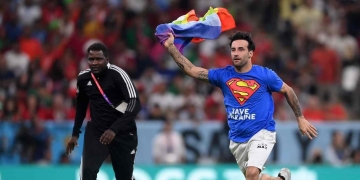 La primera invasión al campo de Catar 2022: ¡Con bandera LGBTIQ+ incluida!