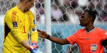 Manuel Neuer desafió a la FIFA y utilizó el símbolo arcoíris