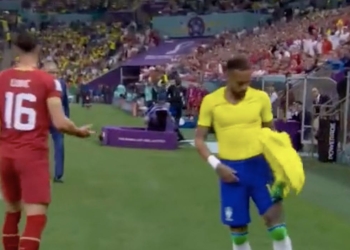 ¿Cómo pasó? A Neymar lo dejaron hasta sin camiseta ante Serbia