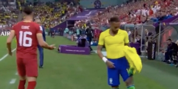 ¿Cómo pasó? A Neymar lo dejaron hasta sin camiseta ante Serbia