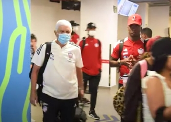 El tenso recibimiento a Comesaña y los jugadores de Junior en el aeropuerto