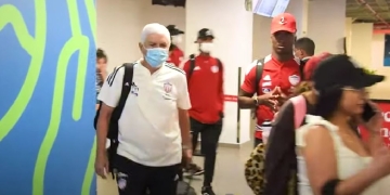 El tenso recibimiento a Comesaña y los jugadores de Junior en el aeropuerto