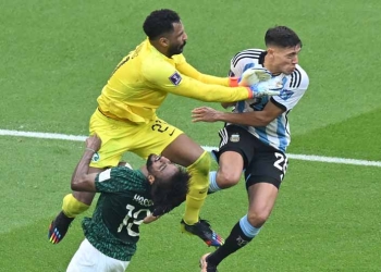El terrible parte médico del futbolista chocado por el arquero árabe