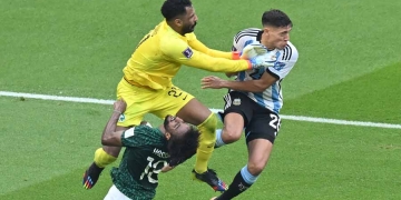 El terrible parte médico del futbolista chocado por el arquero árabe