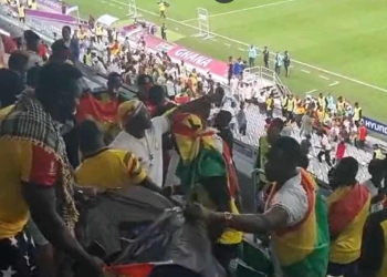 Aplausos para los hinchas de Ghana. Siguen ejemplo de Japón