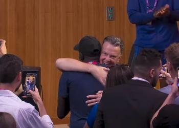 Louis Van Gaal y el emotivo abrazo con un periodista en Catar