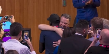 Louis Van Gaal y el emotivo abrazo con un periodista en Catar