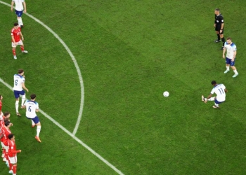 Marcus Rashford y un cobro perfecto para el primer gol de tiro libre del Mundial
