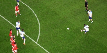 Marcus Rashford y un cobro perfecto para el primer gol de tiro libre del Mundial