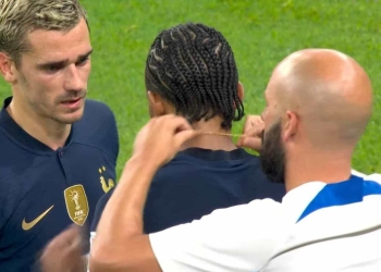 El jugador de Francia que salió a jugar los octavos...¡con cadenita de oro!