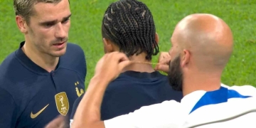 El jugador de Francia que salió a jugar los octavos...¡con cadenita de oro!