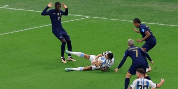 Polémica global por el penalti a favor de Argentina: ¿Era falta?