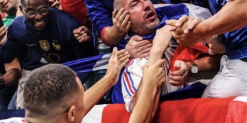 ¡Mbappé se descachó y dejó KO a un hincha de un balonazo!