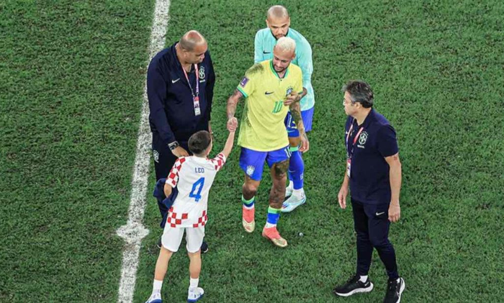 Video: ¡El pequeño croata que consoló a Neymar tras la eliminación!