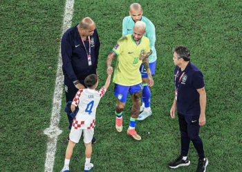 Video: ¡El pequeño croata que consoló a Neymar tras la eliminación!