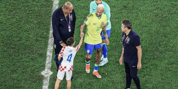 Video: ¡El pequeño croata que consoló a Neymar tras la eliminación!