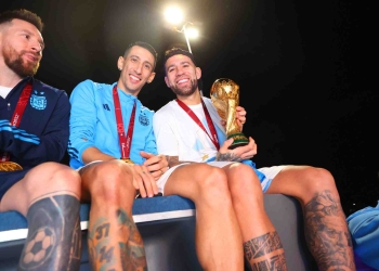 El blopper de los jugadores de Argentina con un cable de la luz