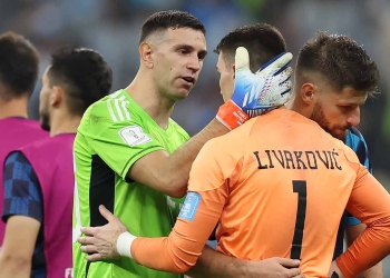 Dibu Martínez: ritual en el penalti de Messi y consuelo a Livakovic